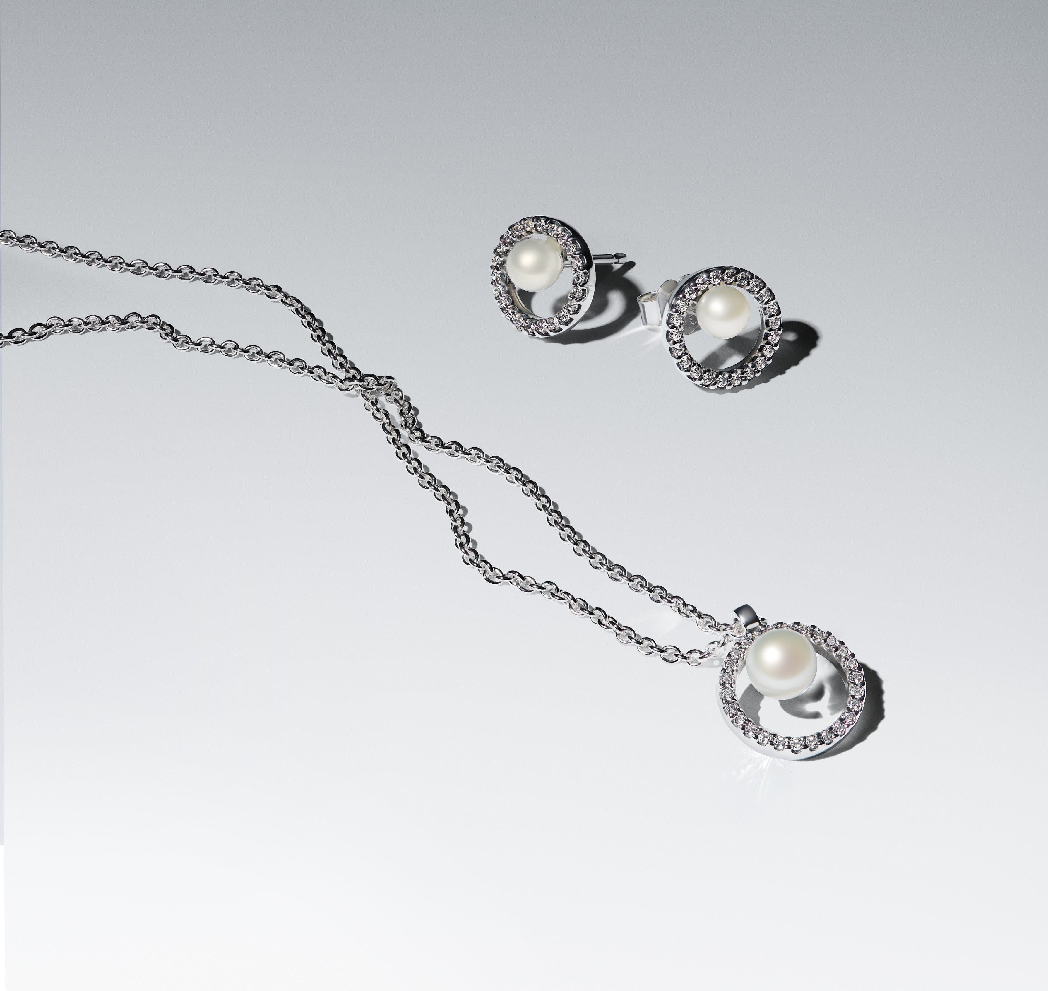 Sterling Silver Collier With White Treated Freshwater Cultured Pearl And Clear Cubic Zirconia
